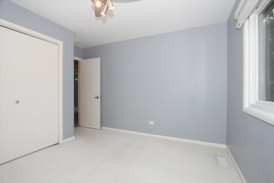 END UNIT, BACKS TO GOLF COURSE! 2 BED, 2.1 BATH TOWNHOME WITH on Palatine Hills Golf Course in Illinois - for sale on GolfHomes.com, golf home, golf lot