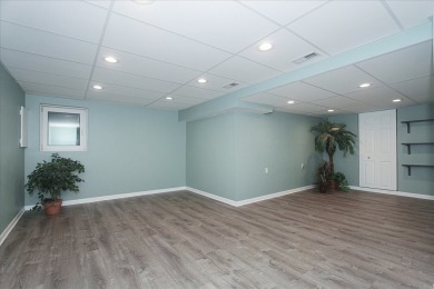 END UNIT, BACKS TO GOLF COURSE! 2 BED, 2.1 BATH TOWNHOME WITH on Palatine Hills Golf Course in Illinois - for sale on GolfHomes.com, golf home, golf lot