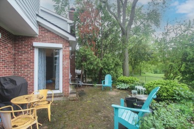 END UNIT, BACKS TO GOLF COURSE! 2 BED, 2.1 BATH TOWNHOME WITH on Palatine Hills Golf Course in Illinois - for sale on GolfHomes.com, golf home, golf lot
