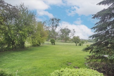 END UNIT, BACKS TO GOLF COURSE! 2 BED, 2.1 BATH TOWNHOME WITH on Palatine Hills Golf Course in Illinois - for sale on GolfHomes.com, golf home, golf lot