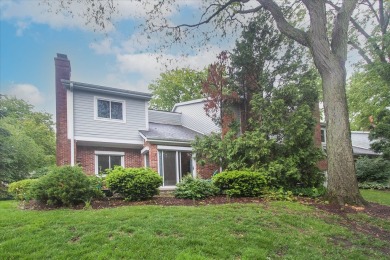 END UNIT, BACKS TO GOLF COURSE! 2 BED, 2.1 BATH TOWNHOME WITH on Palatine Hills Golf Course in Illinois - for sale on GolfHomes.com, golf home, golf lot