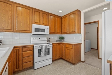 MLS# 284963 Welcome to this super cute and cozy home in a gated on Sun Willows in Washington - for sale on GolfHomes.com, golf home, golf lot