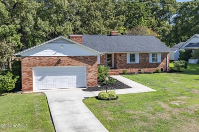 Splendid 3 bedroom, 2.5 bath brick ranch golf course home that on Minnesott Golf and Country Club in North Carolina - for sale on GolfHomes.com, golf home, golf lot