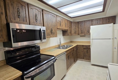 This light & neutral 2 bedroom 2 bath large (1380 sq. ft.) Cedar on Heather Ridge Golf Club in Illinois - for sale on GolfHomes.com, golf home, golf lot