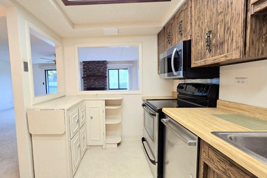 This light & neutral 2 bedroom 2 bath large (1380 sq. ft.) Cedar on Heather Ridge Golf Club in Illinois - for sale on GolfHomes.com, golf home, golf lot