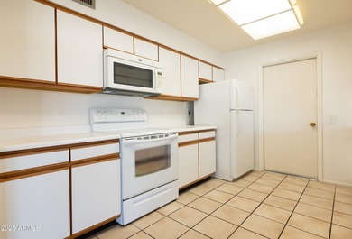 Fresh, bright, and ready for fun! This inviting 2 bedroom, 2 on Sun City Lakes West and East in Arizona - for sale on GolfHomes.com, golf home, golf lot