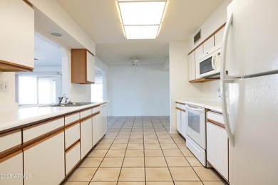 Fresh, bright, and ready for fun! This inviting 2 bedroom, 2 on Sun City Lakes West and East in Arizona - for sale on GolfHomes.com, golf home, golf lot