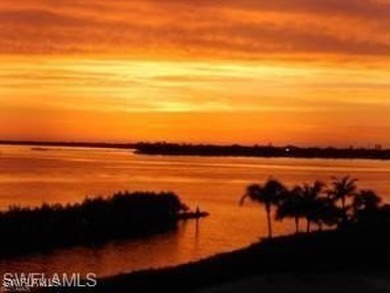 Owner is MOTIVATED to get condo sold this SEASON. GREAT PRICE!! on The Landings Yacht, Golf and Tennis Club in Florida - for sale on GolfHomes.com, golf home, golf lot