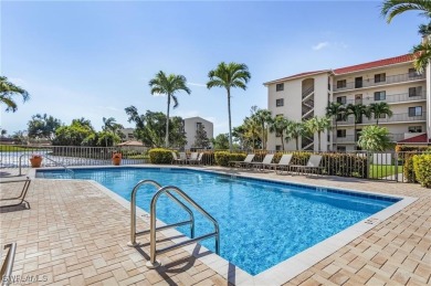 Owner is MOTIVATED to get condo sold this SEASON. GREAT PRICE!! on The Landings Yacht, Golf and Tennis Club in Florida - for sale on GolfHomes.com, golf home, golf lot