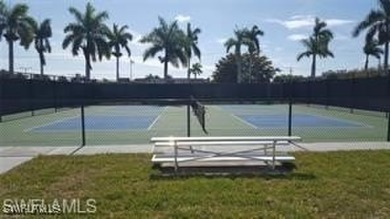 Owner is MOTIVATED to get condo sold this SEASON. GREAT PRICE!! on The Landings Yacht, Golf and Tennis Club in Florida - for sale on GolfHomes.com, golf home, golf lot