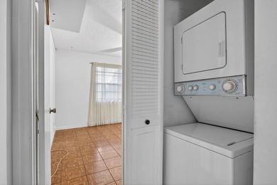 ASSOC REQUIRES 15% DOWN & 1 OCCUP 55+ VACANT/CLICK ON SHOWING on Wynmoor Golf Course in Florida - for sale on GolfHomes.com, golf home, golf lot