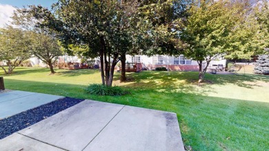 Sparkling, fresh, and ready for you to move right in, this on Broken Arrow Golf Club in Illinois - for sale on GolfHomes.com, golf home, golf lot