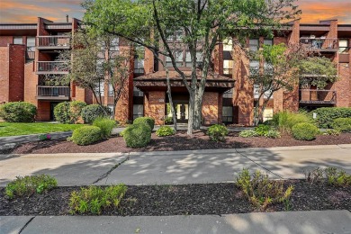 Welcome to this inviting ground-level condo located in the heart on Creve Coeur Golf Course in Missouri - for sale on GolfHomes.com, golf home, golf lot