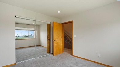 Updated Meadow Springs Townhouse w/VIEW of the HORSE HEAVEN on Meadow Springs Country Club in Washington - for sale on GolfHomes.com, golf home, golf lot