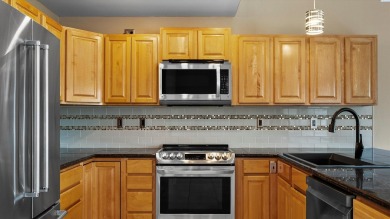 Updated Meadow Springs Townhouse w/VIEW of the HORSE HEAVEN on Meadow Springs Country Club in Washington - for sale on GolfHomes.com, golf home, golf lot