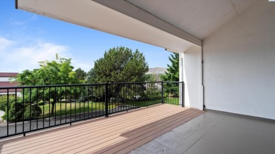 Updated Meadow Springs Townhouse w/VIEW of the HORSE HEAVEN on Meadow Springs Country Club in Washington - for sale on GolfHomes.com, golf home, golf lot