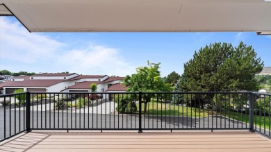 Updated Meadow Springs Townhouse w/VIEW of the HORSE HEAVEN on Meadow Springs Country Club in Washington - for sale on GolfHomes.com, golf home, golf lot