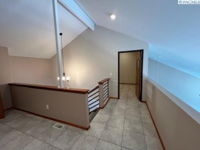 Updated Meadow Springs Townhouse w/VIEW of the HORSE HEAVEN on Meadow Springs Country Club in Washington - for sale on GolfHomes.com, golf home, golf lot