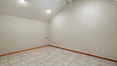 Updated Meadow Springs Townhouse w/VIEW of the HORSE HEAVEN on Meadow Springs Country Club in Washington - for sale on GolfHomes.com, golf home, golf lot