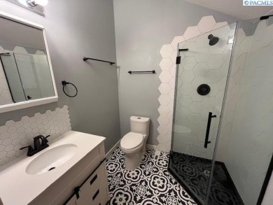Updated Meadow Springs Townhouse w/VIEW of the HORSE HEAVEN on Meadow Springs Country Club in Washington - for sale on GolfHomes.com, golf home, golf lot