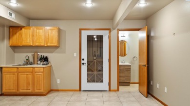 Updated Meadow Springs Townhouse w/VIEW of the HORSE HEAVEN on Meadow Springs Country Club in Washington - for sale on GolfHomes.com, golf home, golf lot