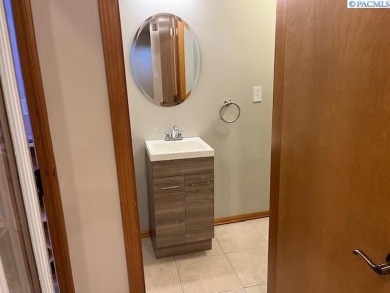 Updated Meadow Springs Townhouse w/VIEW of the HORSE HEAVEN on Meadow Springs Country Club in Washington - for sale on GolfHomes.com, golf home, golf lot