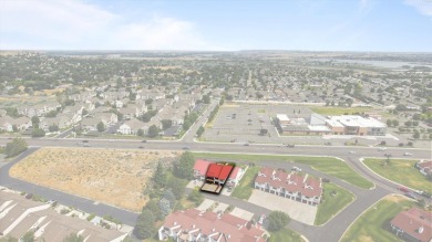 Updated Meadow Springs Townhouse w/VIEW of the HORSE HEAVEN on Meadow Springs Country Club in Washington - for sale on GolfHomes.com, golf home, golf lot