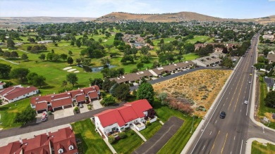 Updated Meadow Springs Townhouse w/VIEW of the HORSE HEAVEN on Meadow Springs Country Club in Washington - for sale on GolfHomes.com, golf home, golf lot