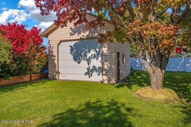 BRAND NEW FURNACE AND AC! Spacious single level home with 20' x on Hayden Lake Country Club in Idaho - for sale on GolfHomes.com, golf home, golf lot