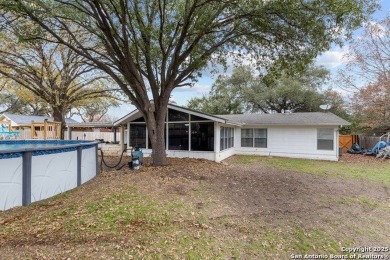 This charming 3-bedroom, 2-bathroom home offers 1,634 square on Oak Hills Country Club in Texas - for sale on GolfHomes.com, golf home, golf lot