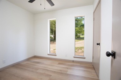 Adorable home in Hideaway Lake is waiting for you! 3 bedroom, 2 on Hide-A-Way Lake Golf Course in Texas - for sale on GolfHomes.com, golf home, golf lot