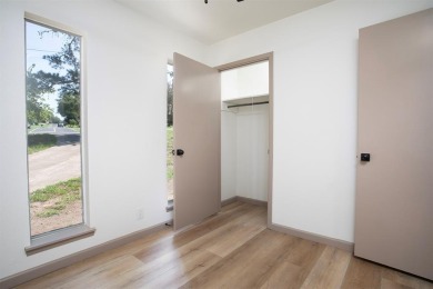 Adorable home in Hideaway Lake is waiting for you! 3 bedroom, 2 on Hide-A-Way Lake Golf Course in Texas - for sale on GolfHomes.com, golf home, golf lot