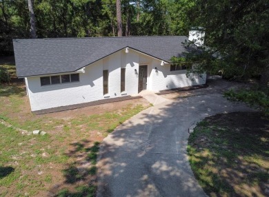 Adorable home in Hideaway Lake is waiting for you! 3 bedroom, 2 on Hide-A-Way Lake Golf Course in Texas - for sale on GolfHomes.com, golf home, golf lot