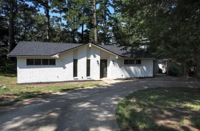 Adorable home in Hideaway Lake is waiting for you! 3 bedroom, 2 on Hide-A-Way Lake Golf Course in Texas - for sale on GolfHomes.com, golf home, golf lot