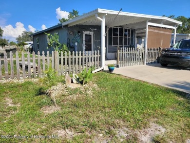 NO LOT RENT, a deeded lot a 1991 Mobile 1 Bedroom 1 Bath, EXTRA on Glen Lakes Country Club in Florida - for sale on GolfHomes.com, golf home, golf lot