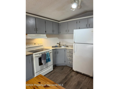 NO LOT RENT, a deeded lot a 1991 Mobile 1 Bedroom 1 Bath, EXTRA on Glen Lakes Country Club in Florida - for sale on GolfHomes.com, golf home, golf lot