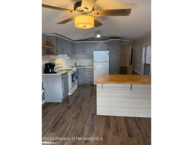 NO LOT RENT, a deeded lot a 1991 Mobile 1 Bedroom 1 Bath, EXTRA on Glen Lakes Country Club in Florida - for sale on GolfHomes.com, golf home, golf lot