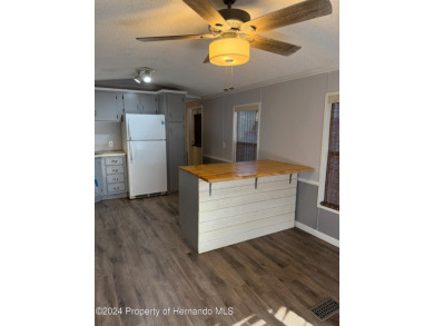 NO LOT RENT, a deeded lot a 1991 Mobile 1 Bedroom 1 Bath, EXTRA on Glen Lakes Country Club in Florida - for sale on GolfHomes.com, golf home, golf lot