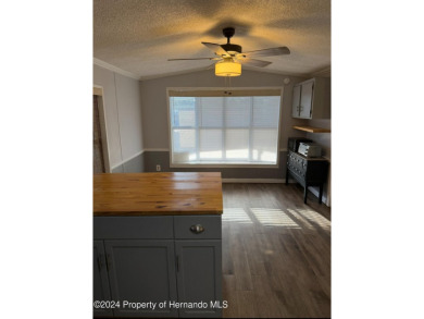 NO LOT RENT, a deeded lot a 1991 Mobile 1 Bedroom 1 Bath, EXTRA on Glen Lakes Country Club in Florida - for sale on GolfHomes.com, golf home, golf lot