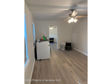 NO LOT RENT, a deeded lot a 1991 Mobile 1 Bedroom 1 Bath, EXTRA on Glen Lakes Country Club in Florida - for sale on GolfHomes.com, golf home, golf lot