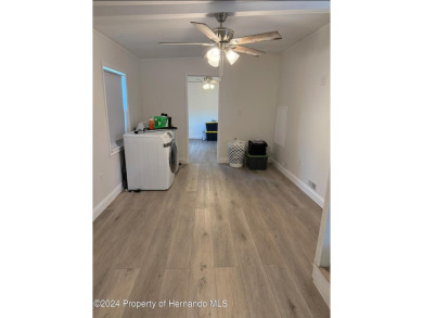 NO LOT RENT, a deeded lot a 1991 Mobile 1 Bedroom 1 Bath, EXTRA on Glen Lakes Country Club in Florida - for sale on GolfHomes.com, golf home, golf lot