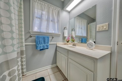 Welcome home to this beautifully maintained 2-bedroom on Hide-A-Way Lake Golf Course in Texas - for sale on GolfHomes.com, golf home, golf lot