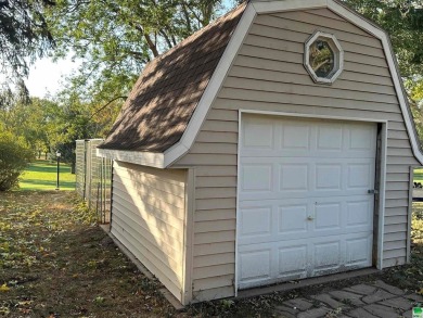 Let's tak a look at 881 Country Club Dr on the golf course in on Akron Golf Course in Iowa - for sale on GolfHomes.com, golf home, golf lot