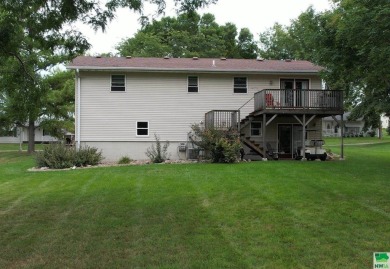 Let's tak a look at 881 Country Club Dr on the golf course in on Akron Golf Course in Iowa - for sale on GolfHomes.com, golf home, golf lot