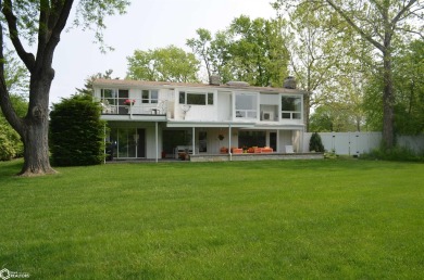 Luxuriously renovated mid-century modern home, open floor plan on Ottumwa Country Club in Iowa - for sale on GolfHomes.com, golf home, golf lot