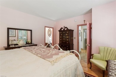 Updated end-unit townhome overlooking the 17th tee of the Blue on Fords Colony Country Club in Virginia - for sale on GolfHomes.com, golf home, golf lot