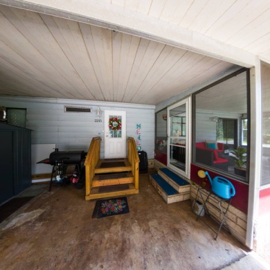 Now Accepting Ages 40 plus!!! Charming and well-maintained 1980 on Ocala Palms Golf and Country Club in Florida - for sale on GolfHomes.com, golf home, golf lot