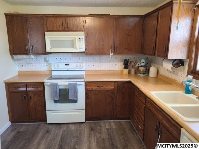Great 3 bedroom, 1.5 bath split level home with an attached 2 on Linn Grove Country Club in Iowa - for sale on GolfHomes.com, golf home, golf lot