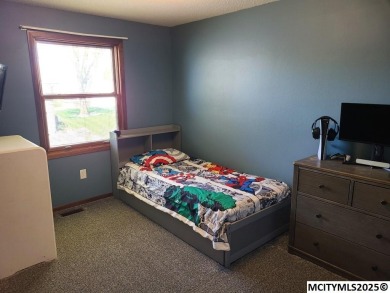 Great 3 bedroom, 1.5 bath split level home with an attached 2 on Linn Grove Country Club in Iowa - for sale on GolfHomes.com, golf home, golf lot