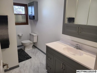 Great 3 bedroom, 1.5 bath split level home with an attached 2 on Linn Grove Country Club in Iowa - for sale on GolfHomes.com, golf home, golf lot